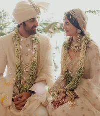 Potret Detail Upacara Pernikahan Ranbir Kapoor - Alia Bhatt, Penuh Tawa Sepanjang Prosesi