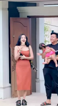Potret Detik-Detik Bella Bonita Dikado Jam Tangan Rolex Oleh Denny Caknan, Kaget & Bahagia Banget