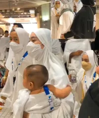 Potret Detik-Detik Lesti Menangis di Depan Ka'bah Saat Jalani Ibadah Umrah, Terisak Peluk Ayah dan Kakaknya