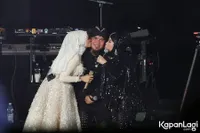 Potret Detik-Detik Mulan Jameela Cium Ahmad Dhani di Atas Panggung Usai Duet Bersama Elvi Sukaesih