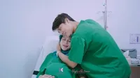 Potret Detik-Detik Persalinan Anak Kedua Lesti Kejora, Rizky Billar Mengazankan Baby Leshia