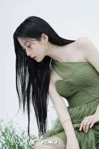 Potret di Balik Layar Pemotretan Moon Ga Young Untuk Harpers Bazaar Korea Edisi April 