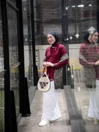 Potret Dian Ayu Lestari Main Padel Pakai Baju Daerah, Akui Ribet Tapi Tetap Senang