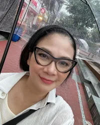 Potret Dian Nitami Pulang dari Oplas di Korea, Tampak Lebih Muda - Hasil Sudah Terlihat Meski Masih Ada Memar