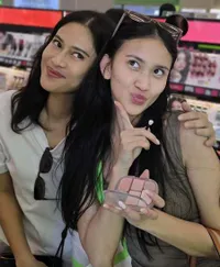 Potret Dian Sastro dan Leya Princi Kompak Dandan di Busan, Duo Cinta Trial Makeup!