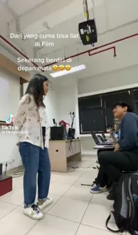 Potret Dian Sastro Jadi Dosen di UI yang Viral, Bimbing Mahasiswa dengan Gaya Sederhana Tapi Tetap Cantik