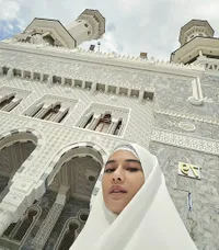 Potret Dian Sastro Umrah Bersama Keluarga, Penampilan Cantik dengan Hijab Panen Pujian