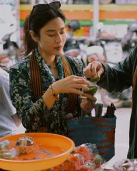 Potret Dian Sastrowardoyo Bahagia Keliling Jogja, Tampil Etnik dan Santai