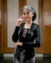 Potret Dike Sabrina, Rekan Duet Happy Asmara yang Mengawali Karir Sebagai Sinden