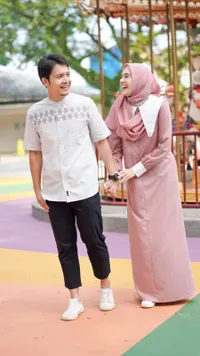 Potret Dimas Seto dan Dhini Aminarti yang Makin Mesra, Masih Sabar Menanti Momongan di Pernikahan 13 Tahun