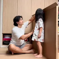 Potret Dion Wiyoko Bikin 'Warung' Buat Anak dari Kardus, Netizen: Dek, Bapakmu Dion Wiyoko!