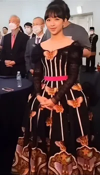 Potret Dita Karang SECRET NUMBER Nyanyikan 'Indonesia Raya' di KBRI Seoul, Cantik Bak Princess Pakai Gaun Batik