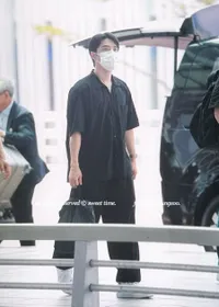 Potret Doh Kyungsoo di Bandara Menuju Indonesia, Wajah Gantengnya Udah Siap Dikenalin ke Mertua