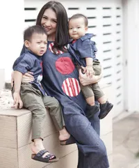 Potret Donita Bareng 2 Jagoan Ciliknya, Hot Mom nan Selalu Cantik