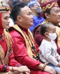 Potret Dua Anak Sugianto Sabran Gubernur Kalteng yang Juga Mantan Suami Ussy Sulistiawaty, yang Cewek Disebut Mirip Kakak Ara