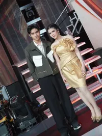 Potret Eby Digandeng Zahra, Tatapan Cintanya Bikin Fans Baper