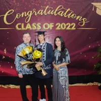 Potret Eddy Anak Maudy Koesnaedi Wisuda SMP, Sudah Lebih Tinggi dari Orangtuanya