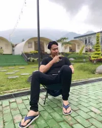 Potret Edwin Bahari, Brondong Ganteng Anisa Bahar - Awalnya Anak Asuh Kini Jadi Pacar