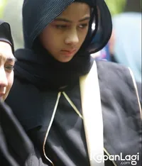 Potret Elif Kayla Perk Anak Siti KDI di Pemakaman Neneknya, Setia Temani Sang Ibu yang Berduka