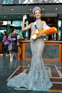 Potret Elvira Devinamira Pulang Dari Miami, Pamer Punggung Seksi!