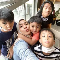 Potret Enno Lerian Bersama Empat Putranya, Ibu Jadi yang Paling Cantik