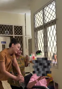 Potret Erika Carlina Berkunjung ke Rumah Sakit Jiwa, Disambut Antusias