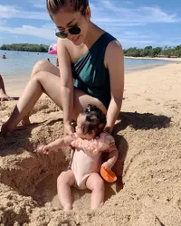 Potret Eva Anindita Hot Berbikini di Pantai, Sudah Kembali Langsing Setelah Lahirkan Anak ke-3 