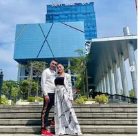 Potret Eva Belisima Mantan Istri Kiwil yang Makin Mesra dengan Suami Bule, Romantis Pegangan Tangan - Lengket Terus Bak Perangko