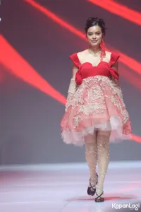 Potret Eva Celia Berjalan di Runway JFW 2025, Ceria Tapi Elegan