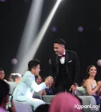 Potret Eza Gionino Terima Penghargaan Aktor FTV Paling Ngetop, Pakai Jas Pernikahan