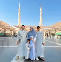 Potret Fairuz A Rafiq Pergi ke Tanah Suci, Tak Pernah Sangka Bisa Kunjungi Madinah bersama Keluarga
