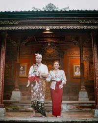 Potret Family Photoshoot Siti Badriah dan Krisjiana Baharudin Kompak Pakai Busana Adat Bali, Penampilan Baby Xarena yang Menggemaskan Jadi Sorotan