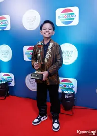 Potret Farel Prayoga Menang di Indonesian Dangdut Award 2022, Persembahkan Piala Untuk Ibunda