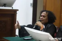 Potret Fariz RM Tebar Senyum di Sidang Kasus Narkotika, Kuasa Hukum Ajukan Rehabilitasi Bukan Penjara