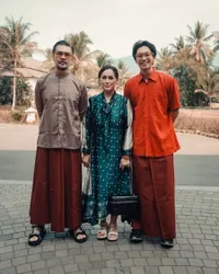 Potret Ferry Salim dan Brandon Salim Rayakan Waisak di Borobudur, Bahagia Bersama Keluarga