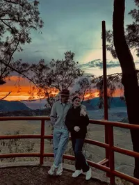 Potret Ferry Salim Liburan ke Gunung Bromo, Nikmati Barbeque bersama Istri 