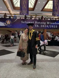 Potret Ferry Salim Wisuda S2 Hukum di Usia 58 Tahun, Akui Perjalanannya Tak Mudah
