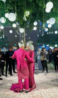 Potret First Dance Zumi Zola dan Putri Zulhas di Resepsi Pernikahan, Cium Kening Mesra - Romantis dan Bucin Abis