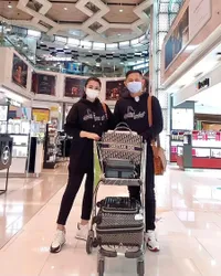 Potret Fitri Carlina Kala Liburan di Amerika, Mesra dengan Suami - Bawa Produk Lokal
