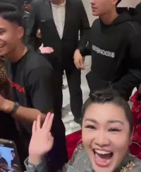 Potret Fitri Carlina Menyambut Garuda Muda di Doha - Foto Bareng Pelatih Shin Taeyong 