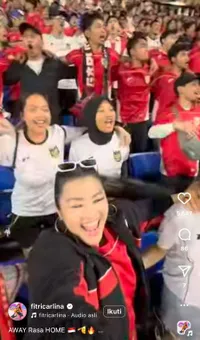 Potret Fitri Carlina Nonton Langsung Laga Timnas Indonesia Vs Jepang, Penuh Antusias Bareng Suporter Lainnya