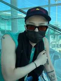Potret G-Dragon di Balik Kemeriahan Panggung Ubermensch Jakarta, Santai Goleran di Kasur