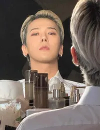 7 Potret G-Dragon Kembali Jadi Tentara Cadangan di Tengah Konser Tur Dunia, Tampil Keren dengan Seragam Militer