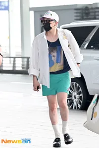 Potret G-Dragon Tampil Nyentrik di Bandara, Santai Pakai Hot Pants