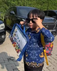 7 Potret Gala Sky Cosplay Jadi PNS, Pakai Seragam Korpri - Gayanya Asyik Pakai Kacamata