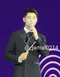 Potret Ganteng Cha Eun Woo Jadi MC di APEC, Tak Pakai Seragam Militer