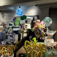 Potret Ganteng Gong Yoo Ulang Tahun ke-46, Tunjukkan Wajah Bahagia Dapat Banyak Kado