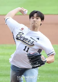 Potret Ganteng Lee Do Hyun Lempar Ceremonial Pitch di Pertandingan Doosan Bears
