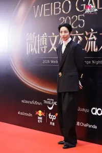 Potret Ganteng Lee Soo Hyuk di Weibo Gala 2025, Sabet Most Popular Korean Artist Award