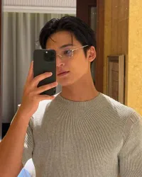 Potret Ganteng Mingyu SEVENTEEN Pamer Jidat, Gaya Rambut Favorit Sang Mama